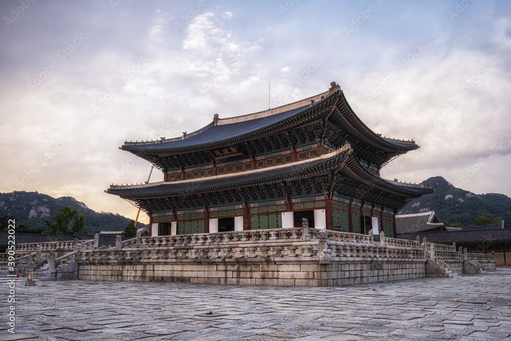 Fototapeta premium Gyeongbok palace Geunjeongjeon