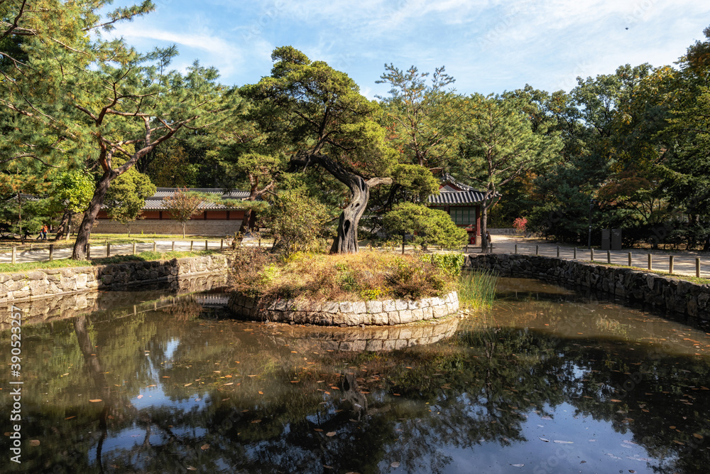 Shrine and pond in Jongmyo Shrine