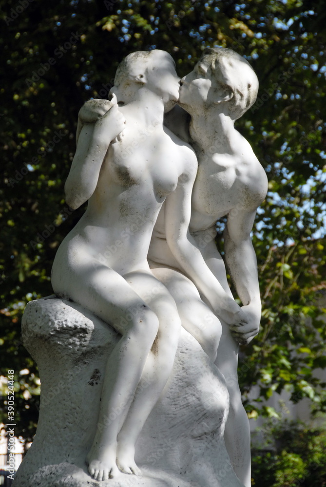 Ville de Saint-Maur-des-Fossés, sculpture d'un couple enlassé, département du Val-de- Marne, France Ville de Saint-Maur-des-Fossés, sculpture d'un couple enlassé, département du Val-de- Marne, France