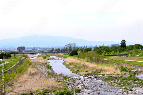 馬見ヶ崎川河川敷 馬見ヶ崎橋と月山