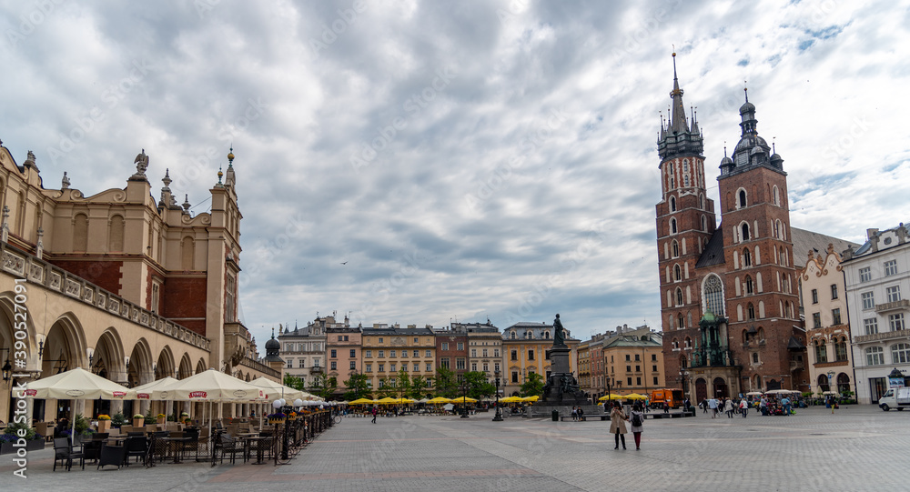 Fototapeta premium St Mary's Basilica in the Main Market Square Krakow