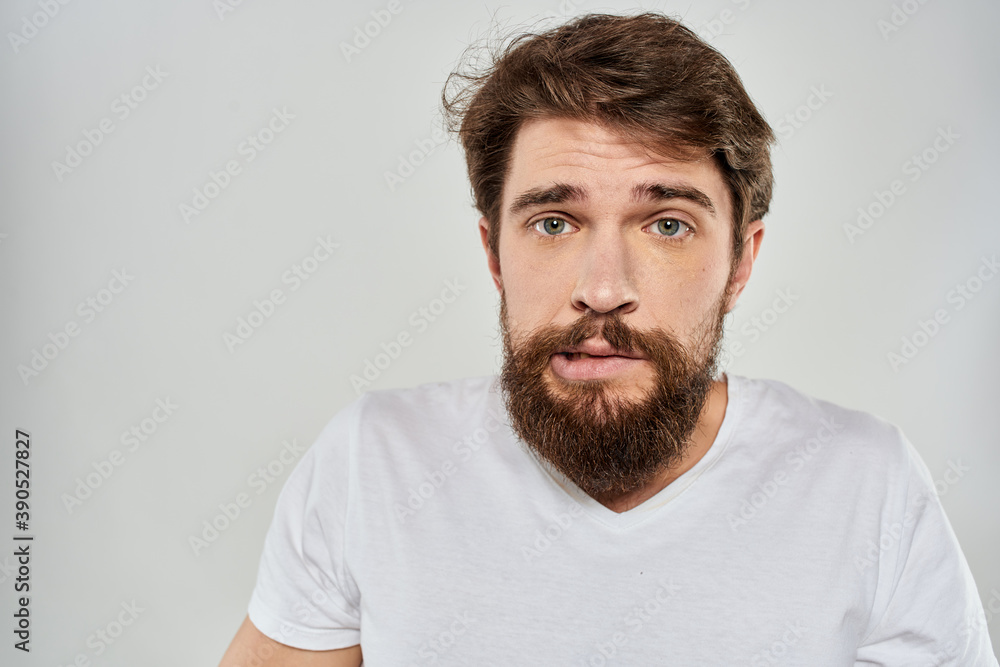 Obraz premium Bearded man gesturing with hand white cropped t-shirt studio lifestyle
