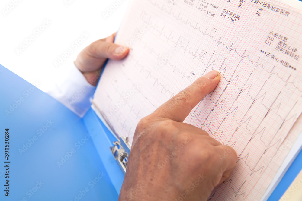 The hospital doctor holds relevant medical record materials to view The hospital doctor holds relevant medical record materials to view