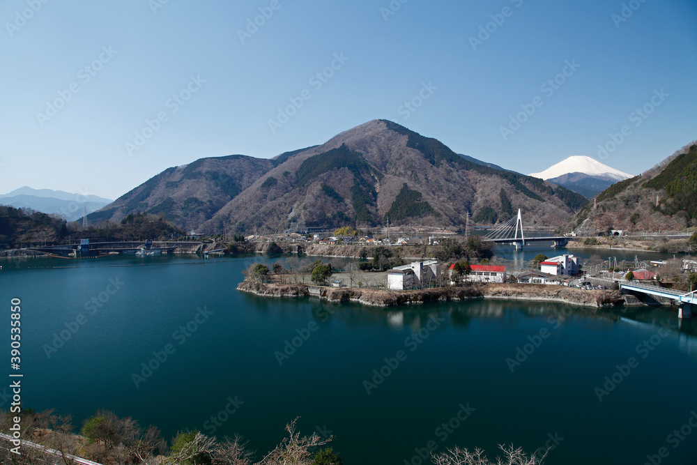 丹沢湖と富士山（三保ダム：山北町）