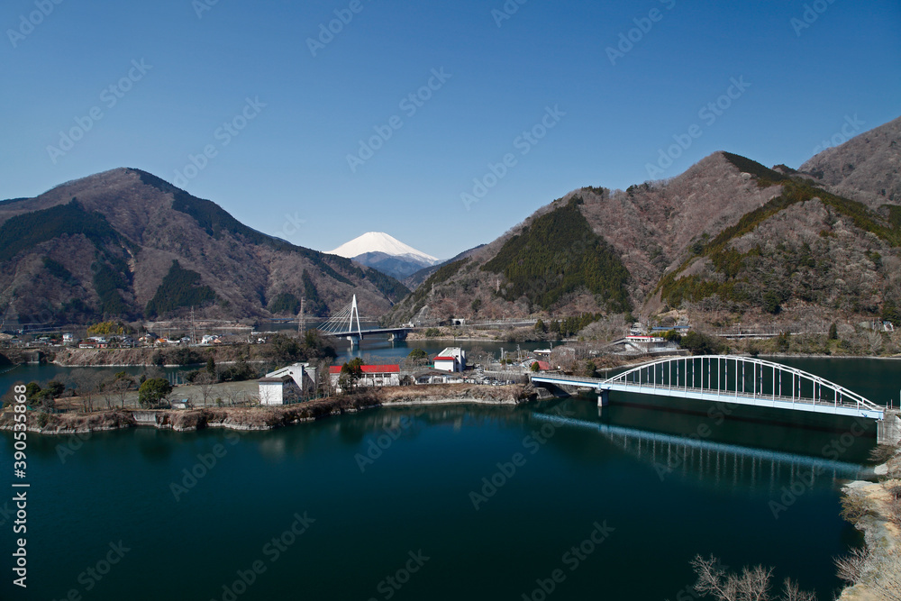 丹沢湖と富士山（三保ダム：山北町）