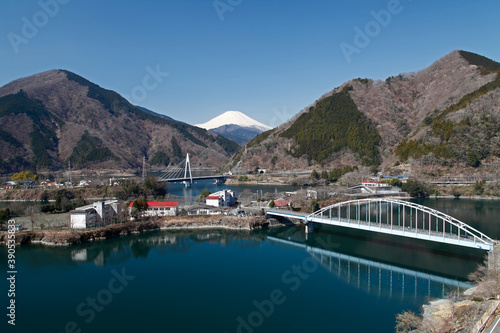 丹沢湖と富士山（三保ダム：山北町） © Paylessimages