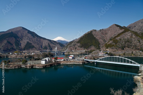 丹沢湖と富士山（三保ダム：山北町） © Paylessimages