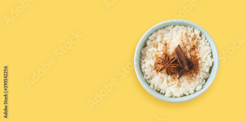 Fotografie Rice porridge with cinnamon. Top view