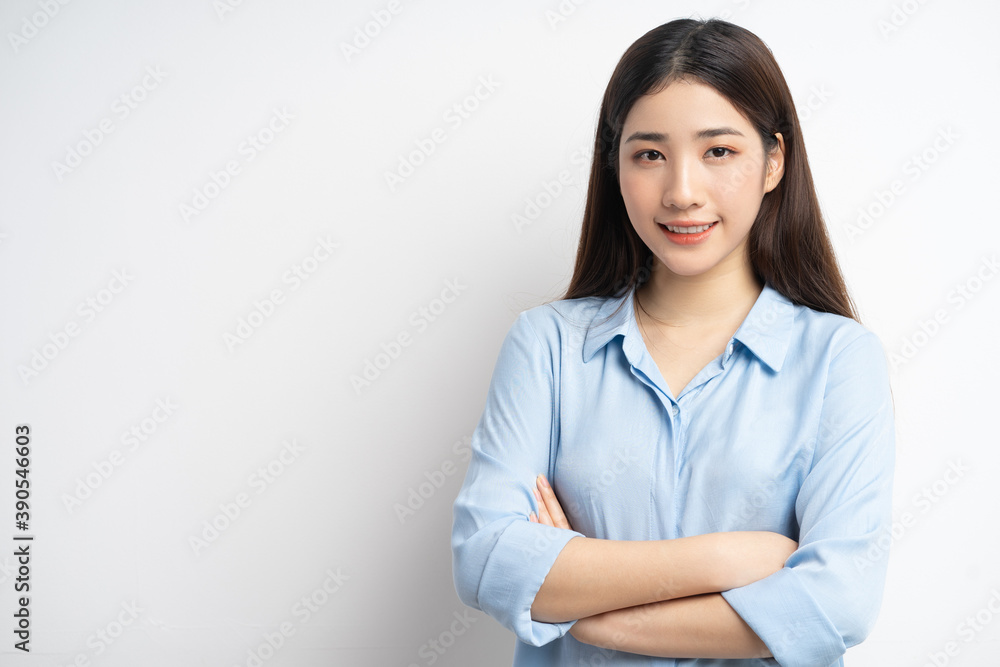 The Asian woman is crossing her arms
The Asian woman is crossing her arms