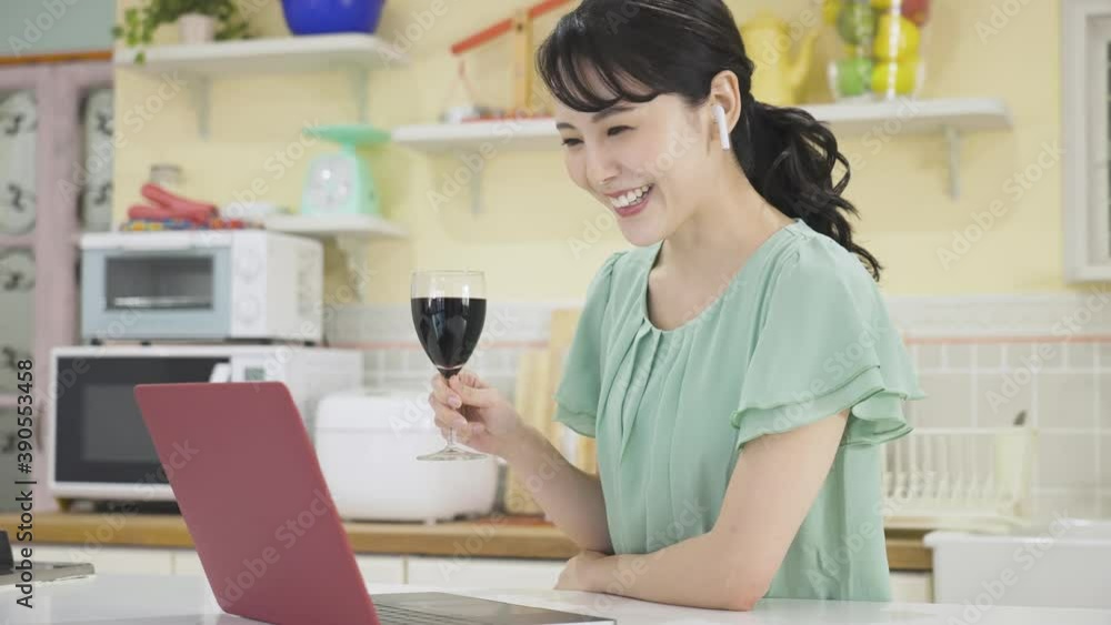 オンライン飲み会をする若い女性 オンライン飲み会をする若い女性