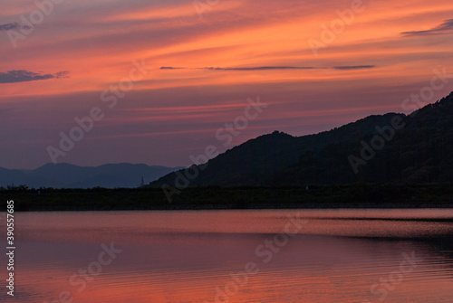 マジックアワーの綺麗な夕焼けと池に反射した夕焼け空