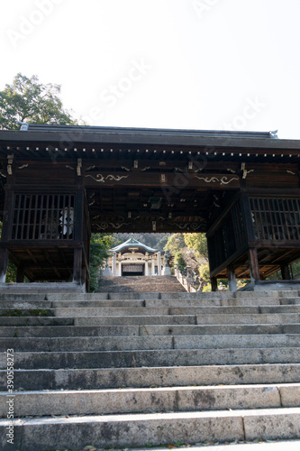 沼名前（ぬなくま）神社の楼門と拝殿