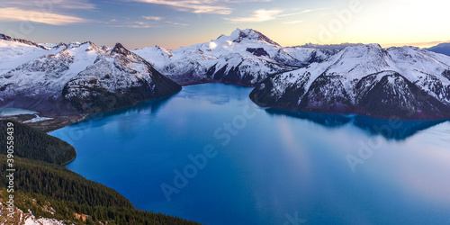 Foto Panorama Ridge Mountain Views at Garibaldi Lake with turquoise water and snow co
