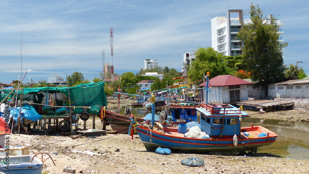 bateaux de pêche sur une plage de Thaïlande