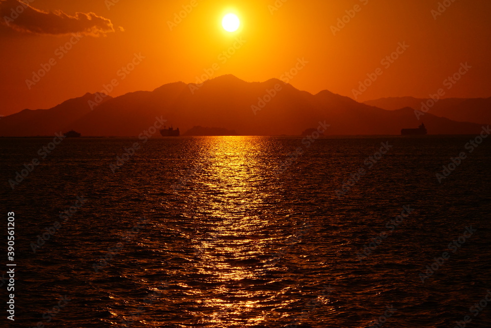 日本の広島の瀬戸内海の海と島と船の夕景 日本の広島の瀬戸内海の海と島と船の夕景