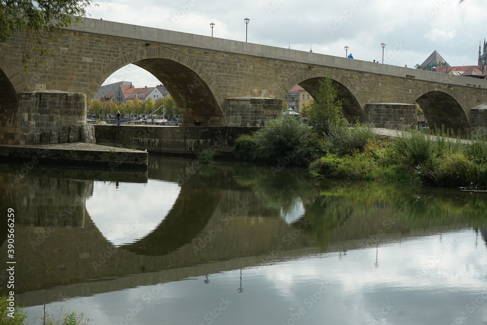 Fototapeta premium Die Steinerne Brücke in Regensburg