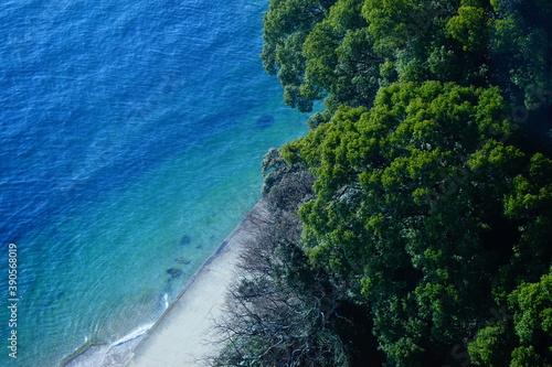 日本の広島の瀬戸内海の海と森と砂浜を俯瞰した風景