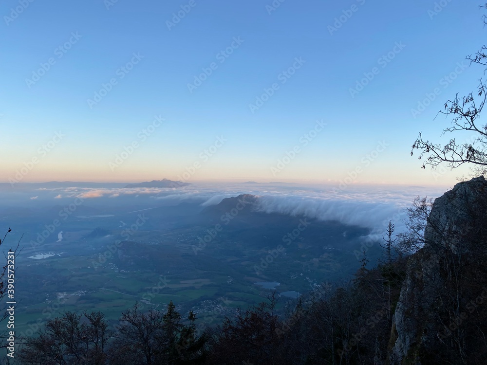 Lever de soleil sur un lac de nuage. Panorama de nuage Lever de soleil sur un lac de nuage. Panorama de nuage