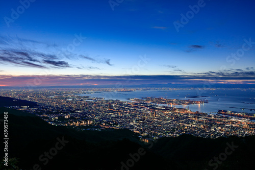 日本三大夜景である摩耶山掬星台からの明け方の夜景