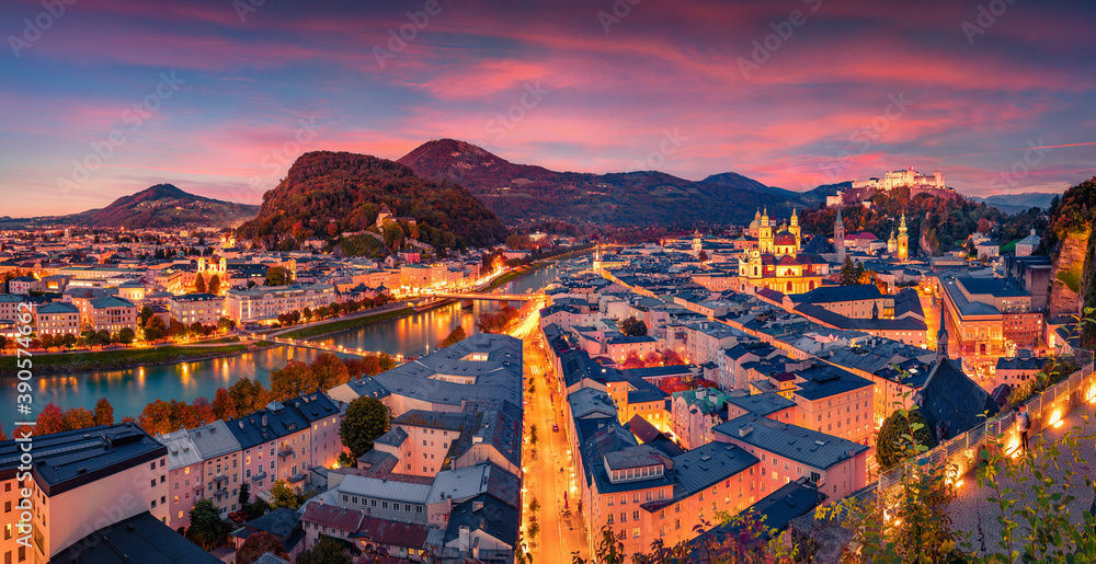 Fototapeta premium Spectacular evening cityscape of Salzburg town. Colorful autumn scene of Eastern Alps. Splendid landscape with Salzach river. Traveling concept background.