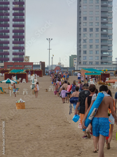 The long way, crowd off the beach © Gabriel Pacce