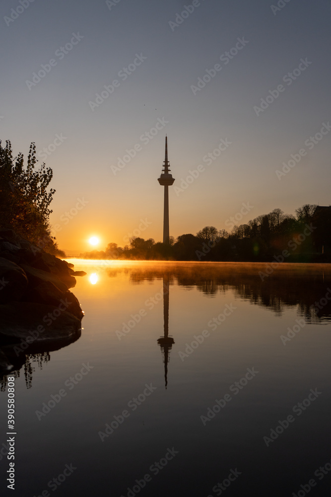 Sonnenaufgang in Mannheim über dem Neckar