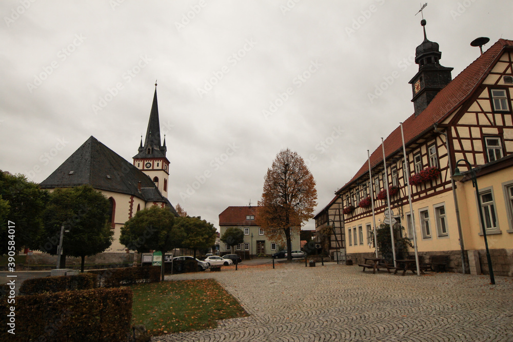 Thüringer Kleinstadtromantik ; Stadtkirche und Rathaus in Herbsleben