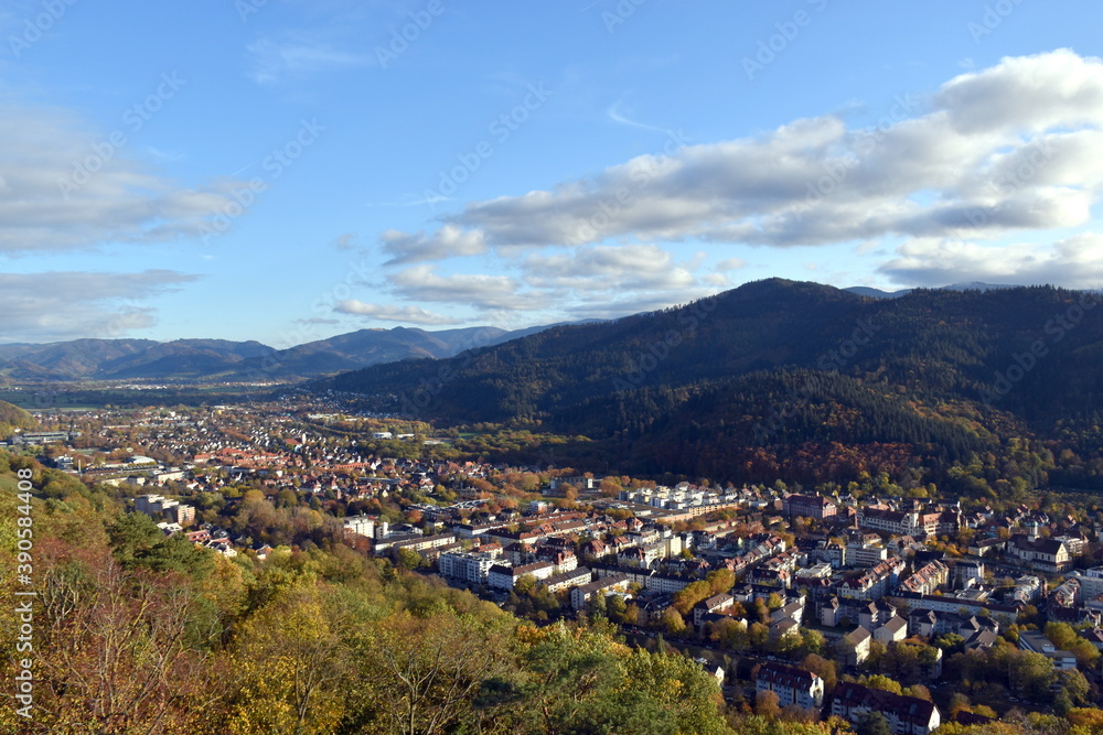 Blick auf Freiburg im Herbst