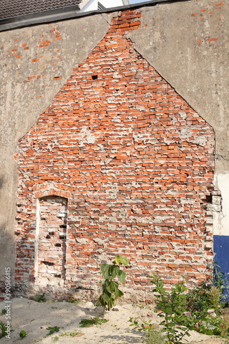 Brandmauer aus Backstein, Dach, Dachgiebel, Abbruchhaus, Verden, Niedersachsen, Deutschland, Europa photo