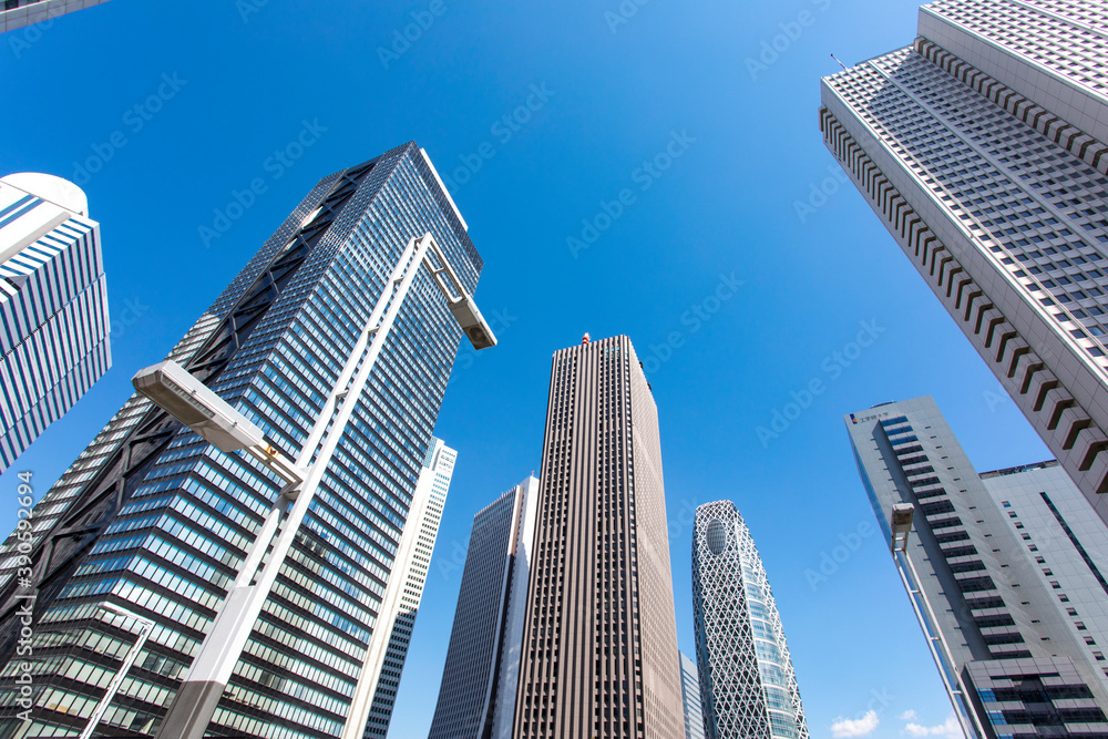 新宿のオフィスビル群