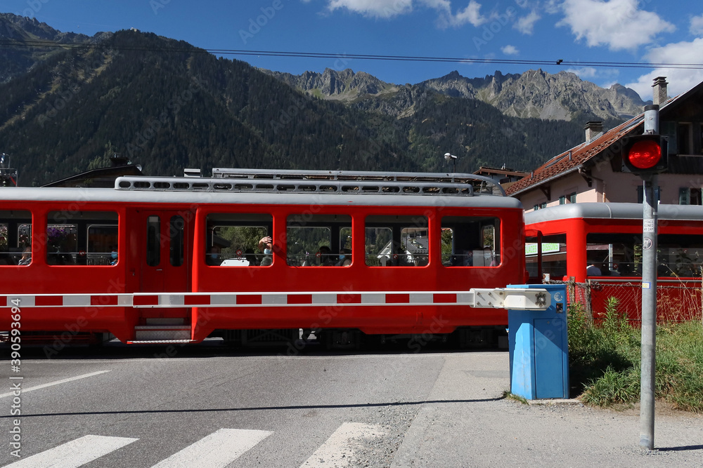 Train à crémaillère du Montenvers au passage à niveau de Chamonix