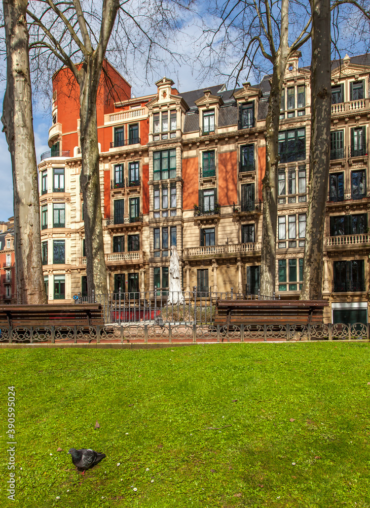 Fototapeta premium Paisaje urbano del centro de Bilbao