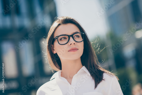 Foto Photo of adorable confident young woman wear white formal shirt spectacles looki