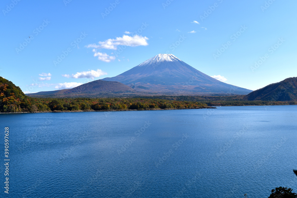 本栖湖から見える秋の富士山