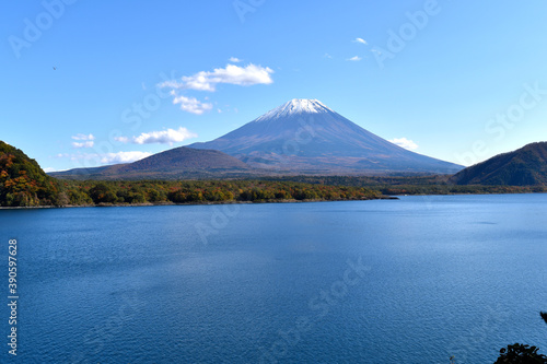 本栖湖から見える秋の富士山 © teru0117105