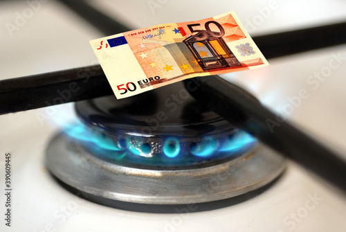 Valokuva Concept de prix du gaz avec un billet de cinquante euros