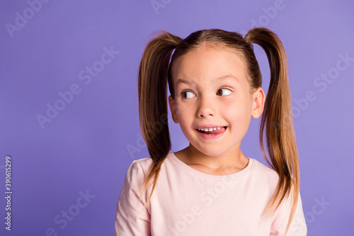 Foto Close up portrait of nice girl look empty space tongue lick lip wear pullover is
