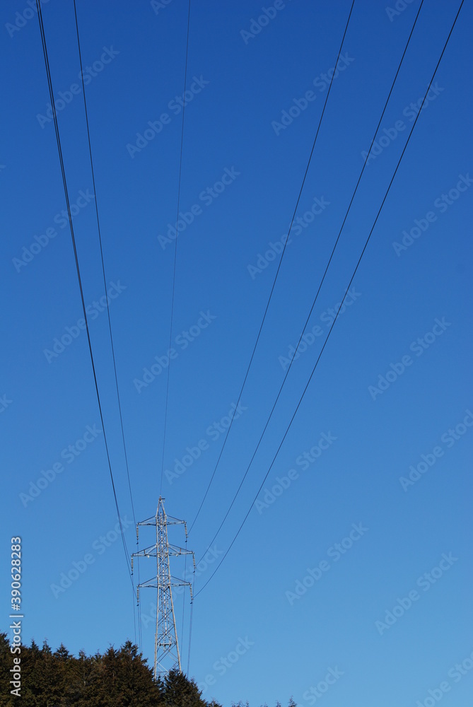 送電線と鉄塔と青空