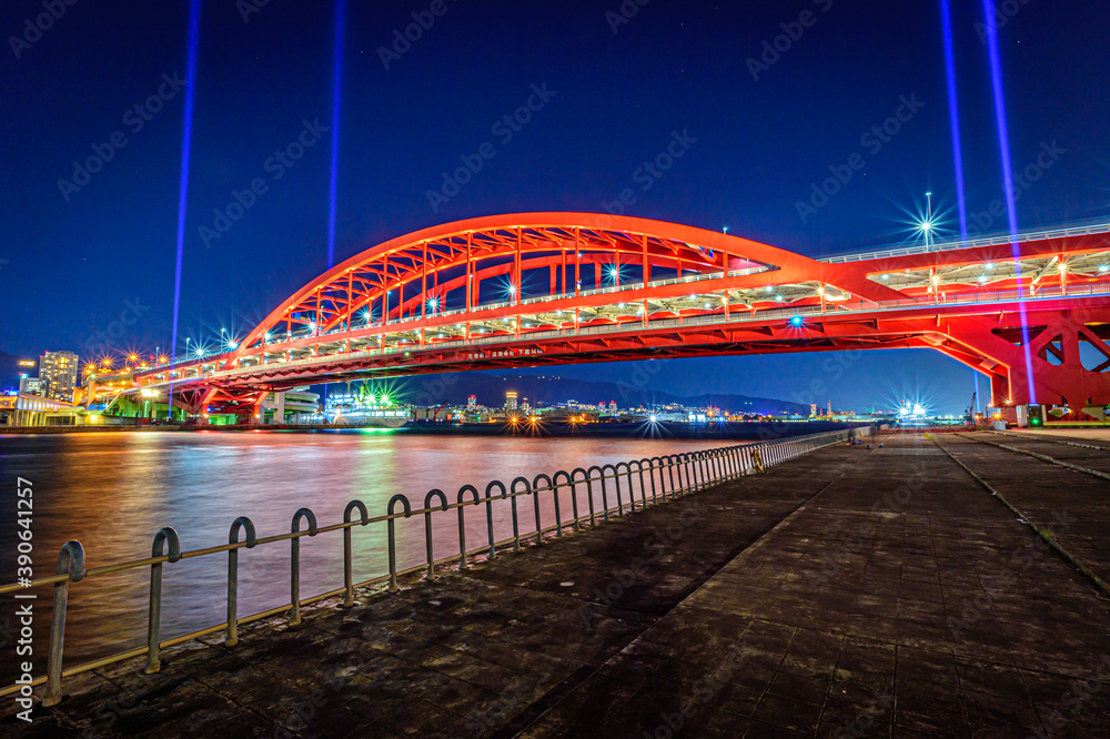 Obraz premium 神戸大橋の夜景とライトアップ、神戸港、ポートアイランド、10月1日、日本