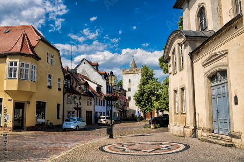 naumburg, deutschland - platz mit marien-magdalenen-kirche und marientor im hintergrund photo