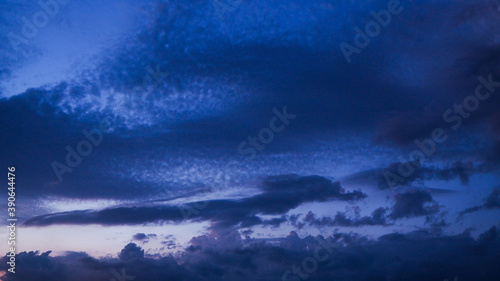 Ciel instable, pommelé de cirrocumulus, pendant l'heure bleue © Anthony