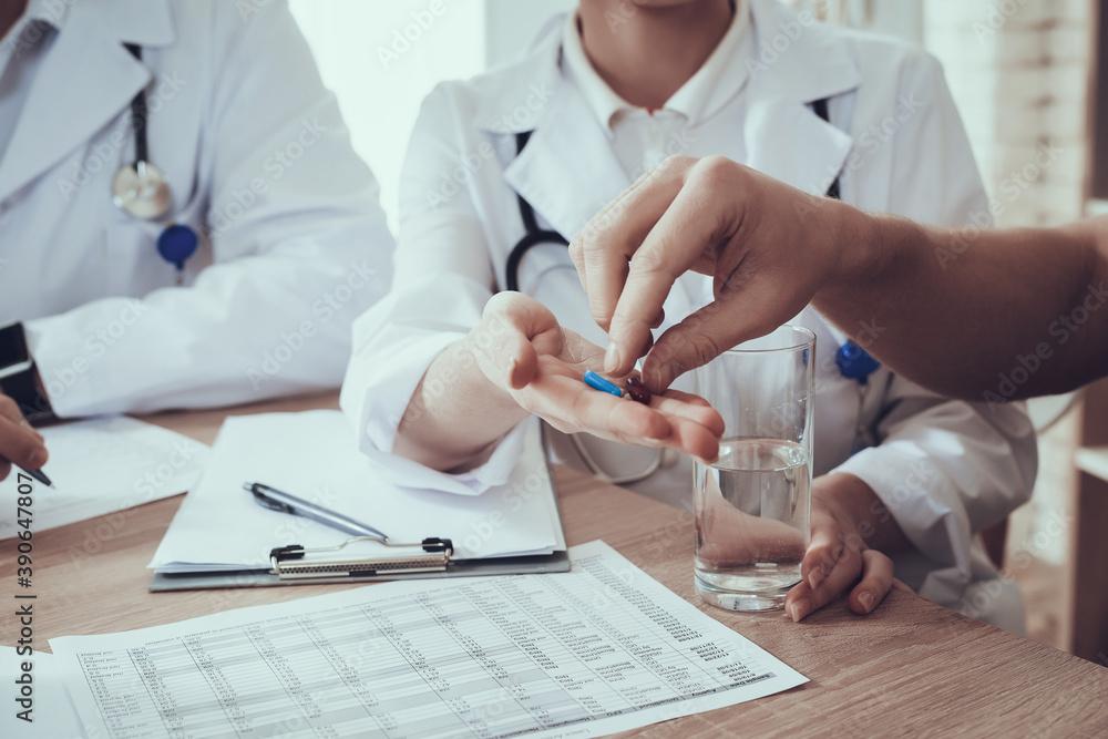 Doctors treat a man who comes to the clinic. Doctors treat a man who comes to the clinic.