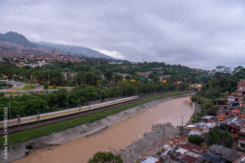 rio medellin al lado el metro y al otro Moravia 