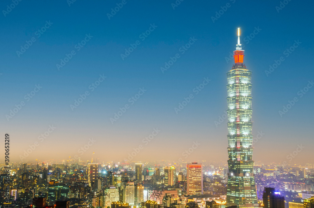 Fototapeta premium TAIPEI, TAIWAN - May 13, 2019: Night of taipei city with 101 tower, Center is a landmark skyscraper in Taipei, Taiwan. The building was officially classified as the world's tallest in 2004 until 2010.