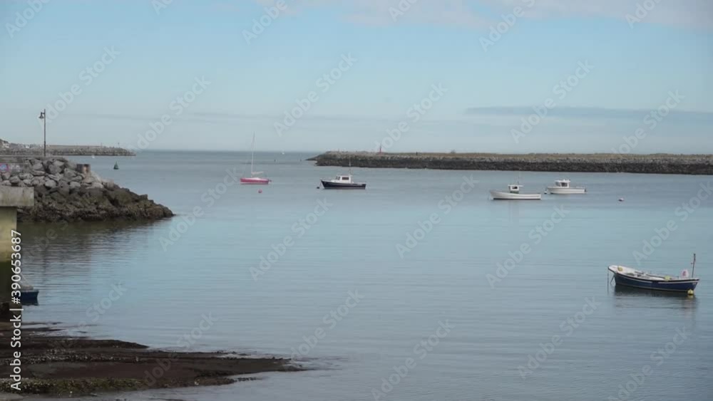 Barcos varados en el mar, Hondarribia, guipuzcoa. españa. Buen tiempo en la costa vasca con los barcos moviendose por el mar. Barcos varados en el mar, Hondarribia, guipuzcoa. españa. Buen tiempo en la costa vasca con los barcos moviendose por el mar.