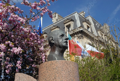 Ville de Nogent-sur-Marne, buste du Général de Gaulle, arbres roses en fond, département du Val de Marne, France photo