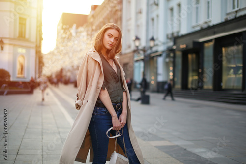 Photos confident woman walking in autumn in the center of a big city
