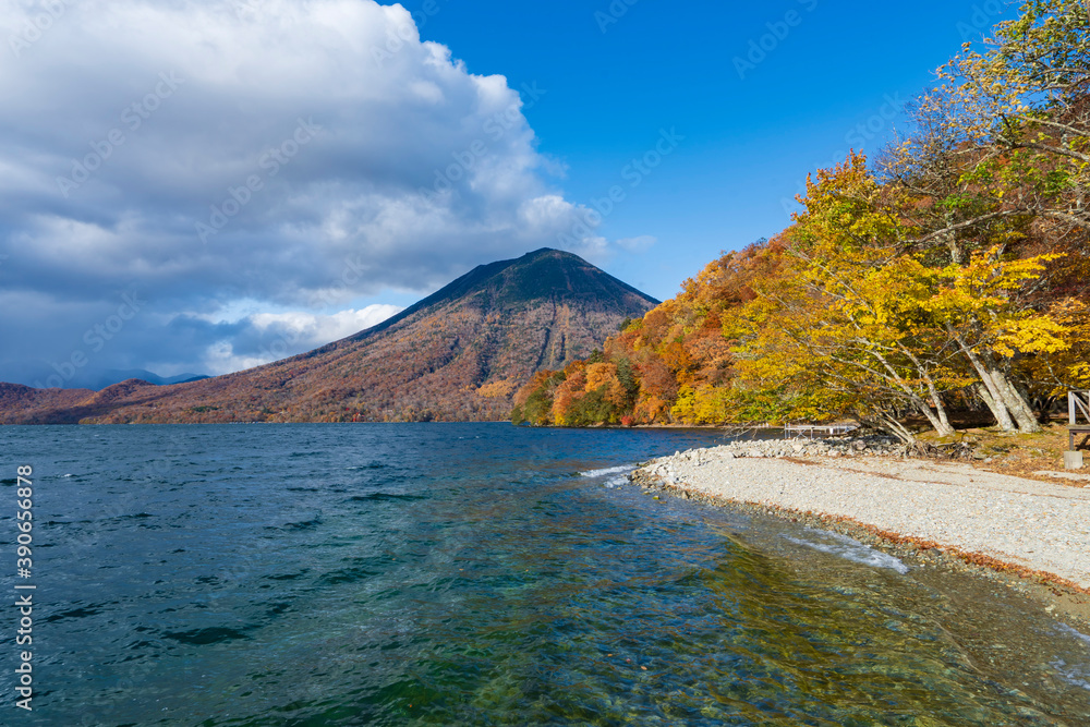 【奥日光】紅葉の中禅寺湖と男体山