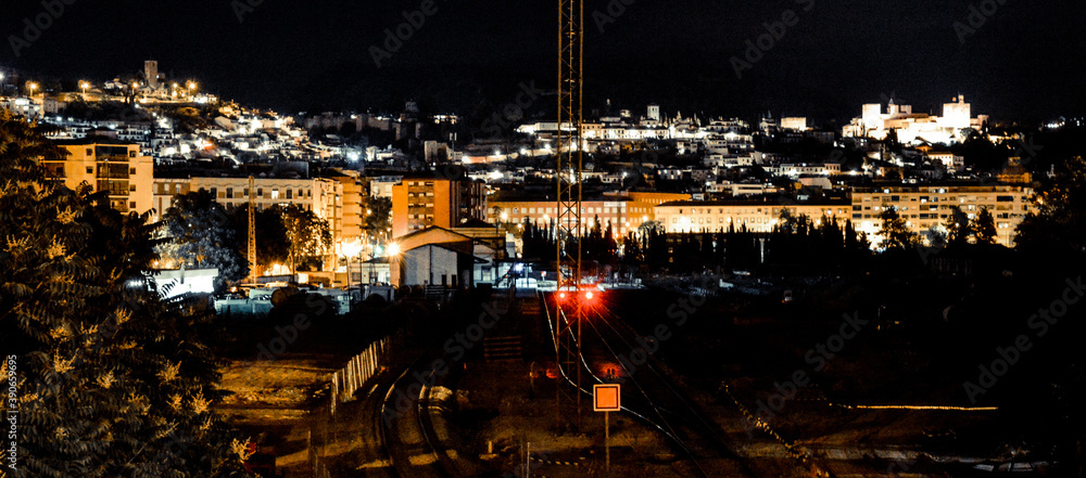 panoramica de granada con muchos de sus monumentos iluminados por la noche