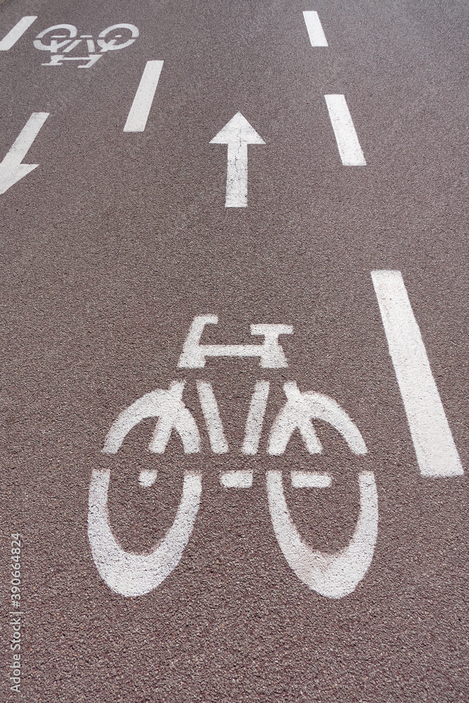 Fahrradweg Markierung mit Pfeilen Fahrradweg Markierung mit Pfeilen